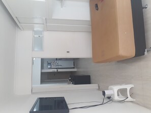 Geladeira, micro-ondas, fogão, cooktop