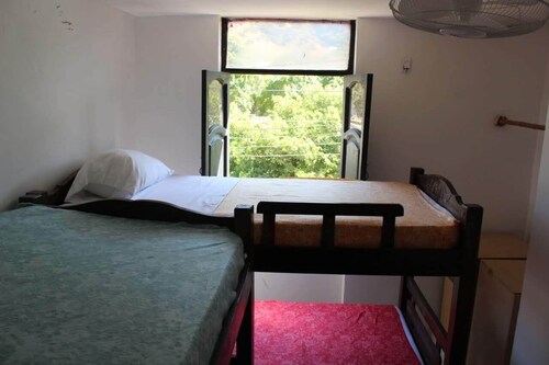 Roaming Sudamerica Hostel esta ubicada a media cuadra de la playa de Taganga.