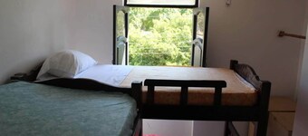 Roaming Sudamerica Hostel si trova in una squadra multimediale della spiaggia di Taganga.