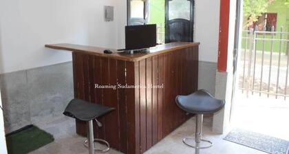 Roaming Sudamerica Hostel esta ubicada a media cuadra de la playa de Taganga.