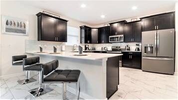 Geladeira, micro-ondas, fogão, cooktop