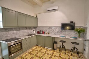 Fridge, oven, stovetop, electric kettle