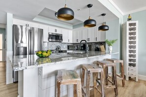 Een koelkast, een magnetron, een oven, een kookplaat