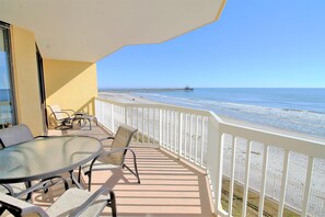 Outdoor dining - COV 213 - Beautiful Newly Renovated 2 Bedroom Oceanfront Villa - 2 Pools (Folly Beach)
