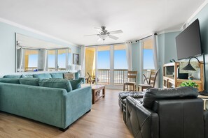 Een televisie, een dvd-speler, boeken en een stereo