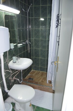 King Room | Bathroom | Shower, free toiletries, hair dryer, bidet