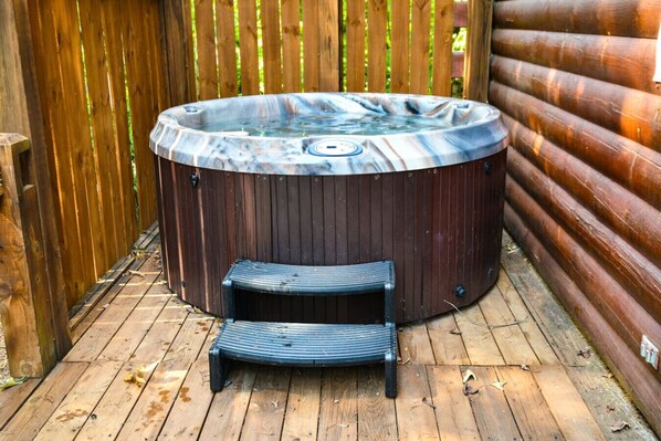 Outdoor spa tub