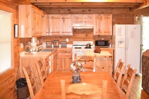 Fridge, microwave, oven, stovetop - Inspiration- 2br/2ba Hot Tub-Wifi- Pets ok-Pool table- Fireplace-Free Activities (Epworth)
