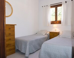 3 室のベッドルーム、アイロン / アイロン台、旅行用ベビーベッド、WiFi (無料)