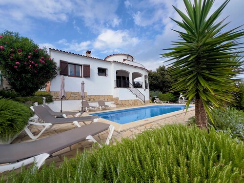 Three bedroom villa with private pool & Seaview.
