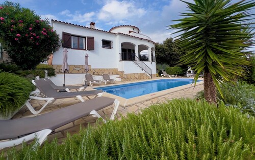 Three bedroom villa,private pool, Sea view & air-conditioning in all bedrooms! 