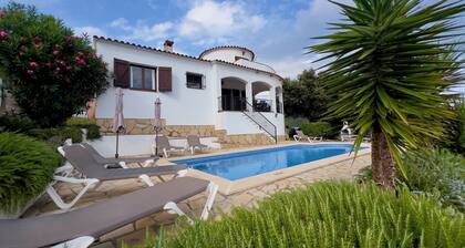Three bedroom villa,private pool, Sea view & air-conditioning in all bedrooms!