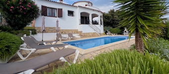 Three bedroom villa,private pool, Sea view & air-conditioning in all bedrooms!