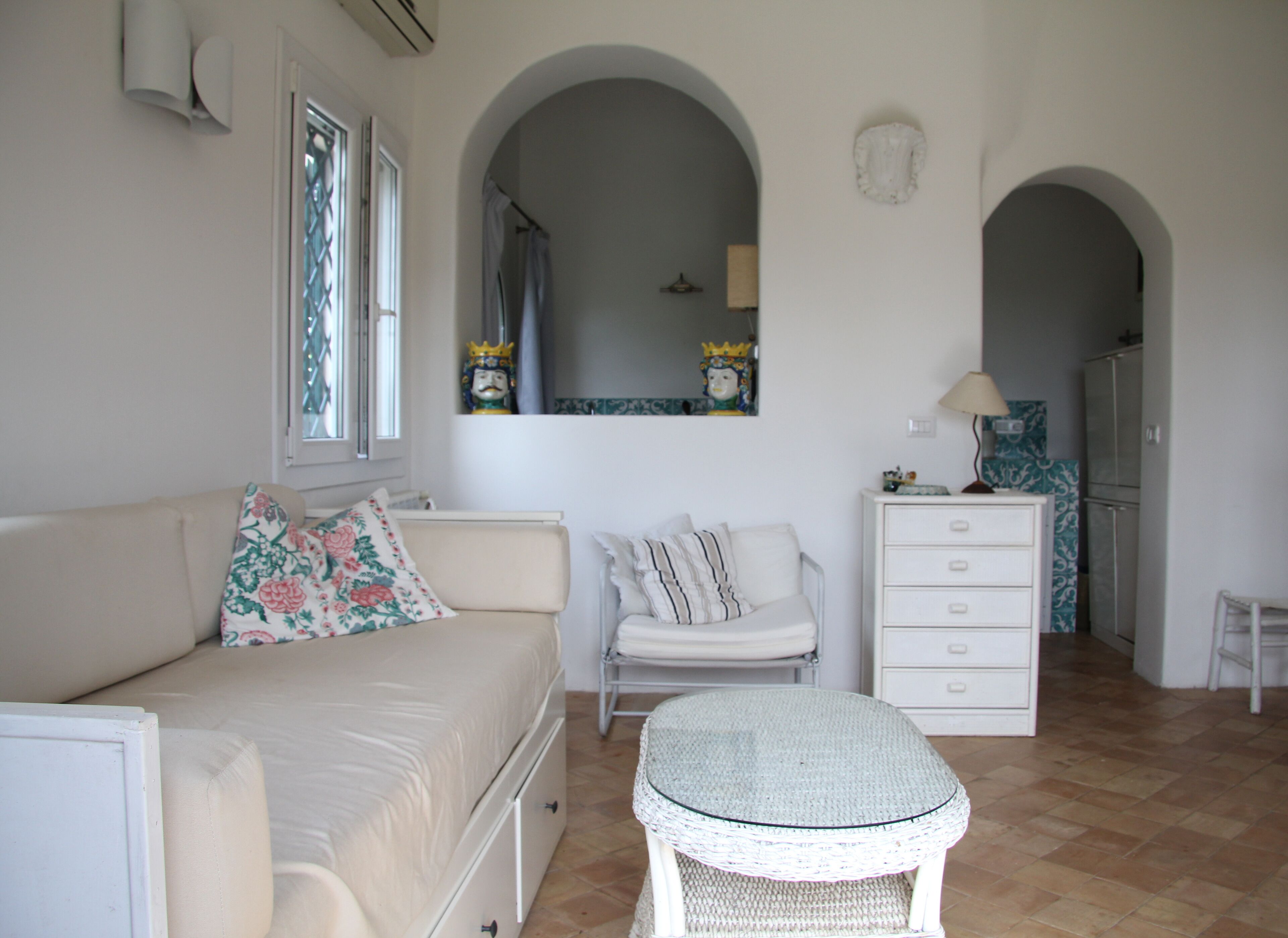 TV, tavolo da ping pong, libri, impianto stereo