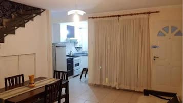 Alloggio Standard su due livelli, 2 camere da letto, cucina | Cucina privata | Frigorifero, microonde, forno, piano cottura