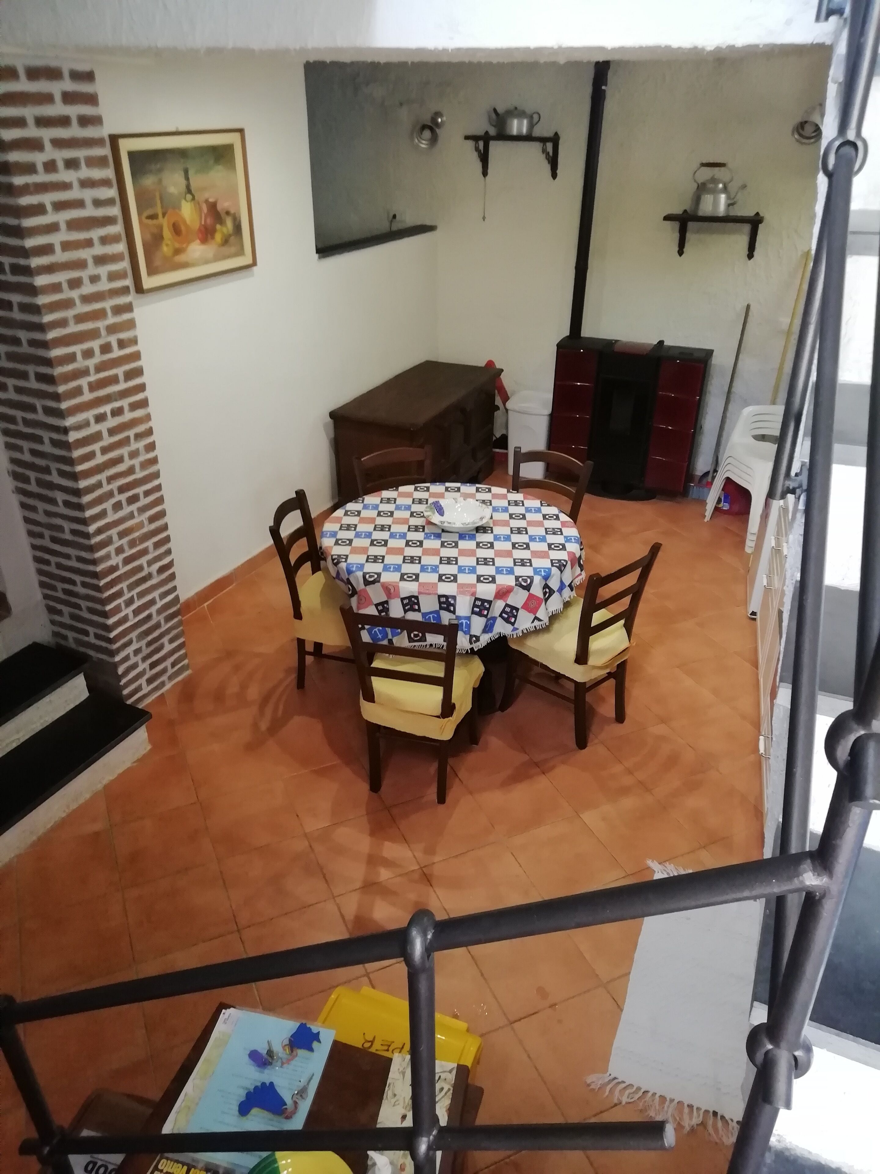 Un espace repas comprenant une table ronde, des chaises et un sol carrelé.