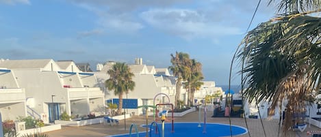 Una piscina al aire libre, una piscina climatizada