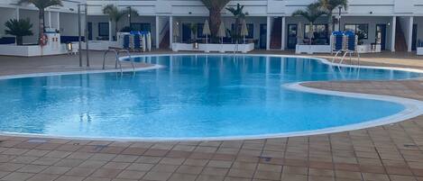 Piscina a l'aire lliure i piscina climatitzada