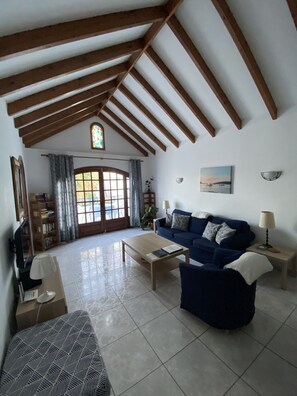 تلفزيون، مشغل دي في دي، كُتُب، ستيريو