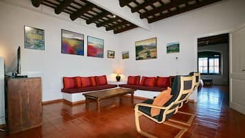 Een televisie, een open haard en boeken