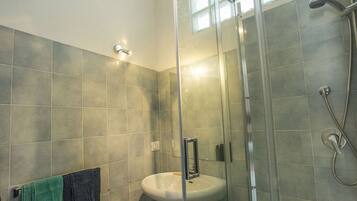 Douche, sĂšche-cheveux, bidet, serviettes fournies