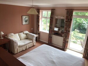 6 quartos, ferros/tábuas de passar roupa, Wi-Fi, roupa de cama