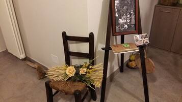 Una silla de madera con asiento de mimbre y un ramo de flores.