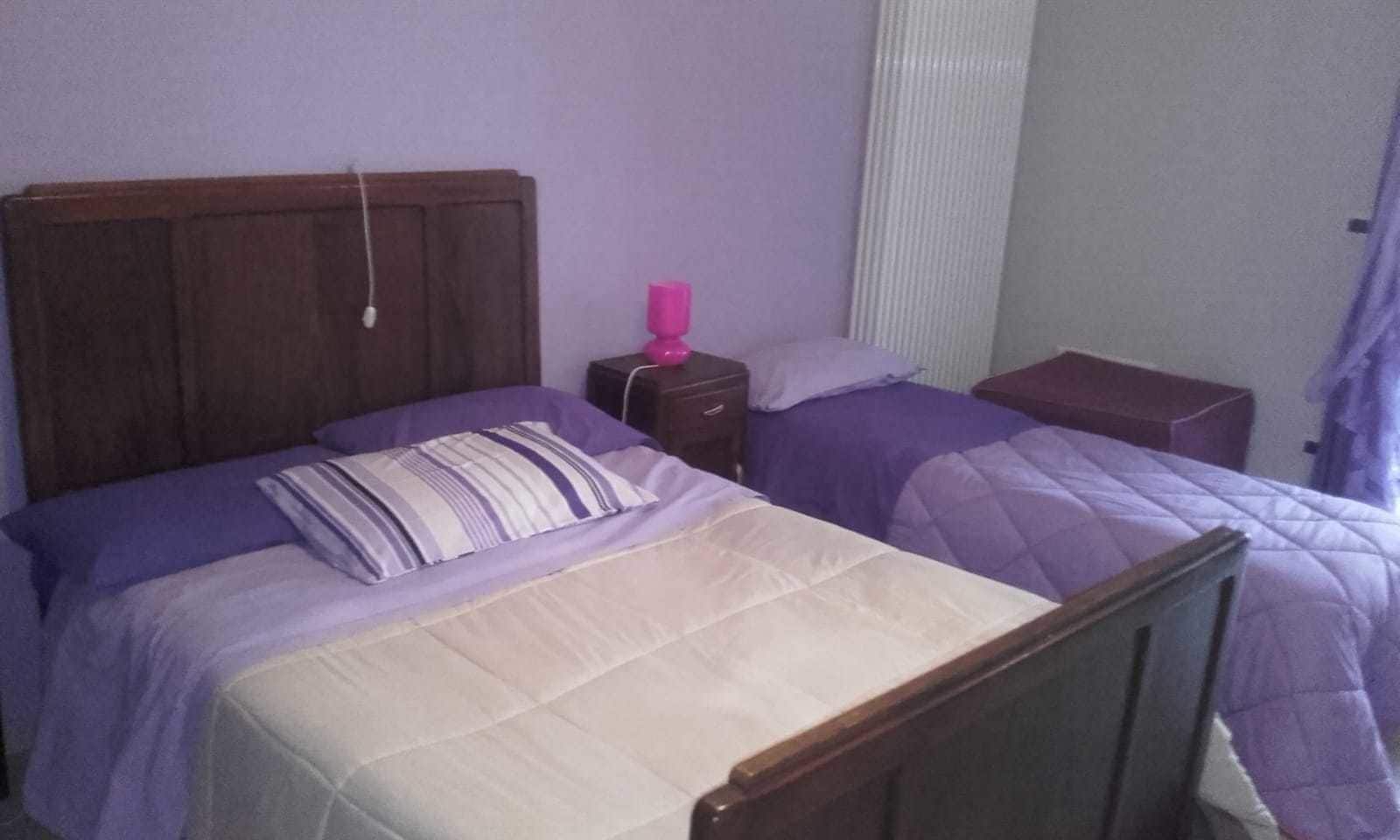 Habitació d'hotel estàndard amb un llit individual, una nit i una taula de nit.