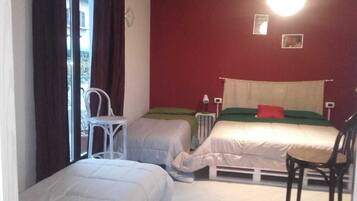 Camera quadrupla | Una scrivania, Wi-Fi gratuito, lenzuola, accesso in sedia a rotelle