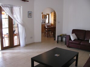 Älytelevisio, videopelejä, DVD-soitin, kirjoja