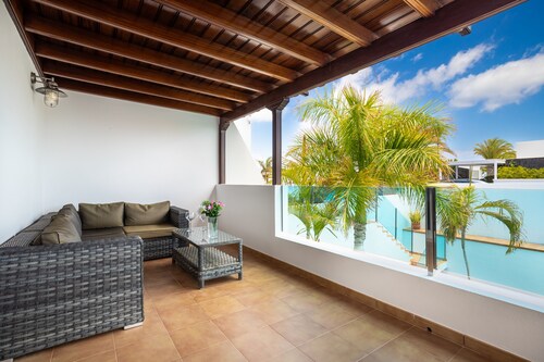 PURE LUXURY 4 Bedroom 5 bathroom Villa With  Heated pool, Aircon and Hot Tub