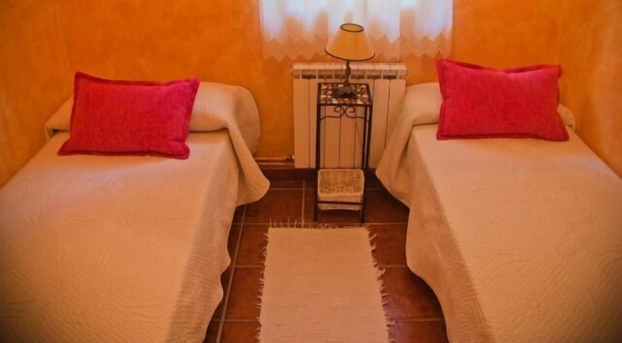 5 間睡房、床單、方便輪椅出入