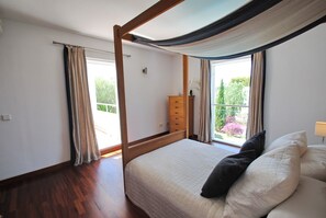 4 bedrooms, iron/ironing board, free WiFi, bed sheets
