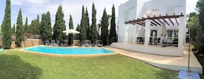 Piscina all'aperto, lettini