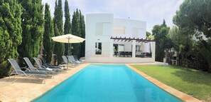Outdoor pool, sun loungers - Villa Ohana · Stylish 4-Bed Retreat for 8 Guests with Pool in Sunny Cala d’Or (Cala d'Or)