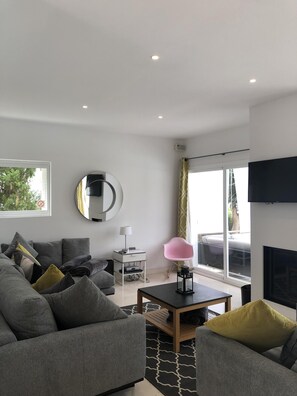 Smart TV, fireplace, DVD player - Villa Ohana · Stylish 4-Bed Retreat for 8 Guests with Pool in Sunny Cala d’Or (Cala d'Or)