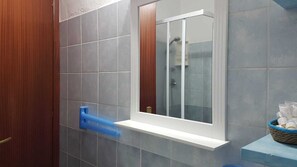 Douche, sèche-cheveux, bidet, serviettes fournies