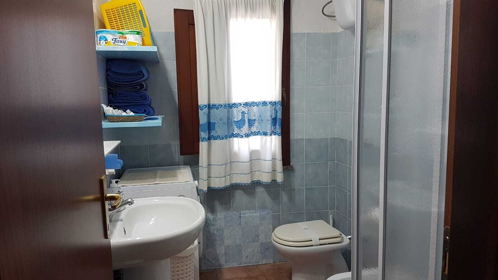 Ein Badezimmer mit Waschbecken, Toilette und Duschbereich.