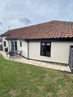 Outdoor dining - Character 2 bedroom barn conversion in peaceful rural setting (Norwich)