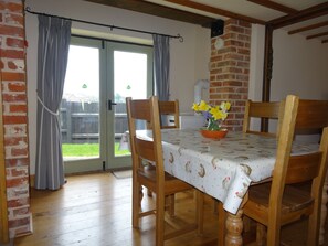 Dining - Character 2 bedroom barn conversion in peaceful rural setting (Norwich)
