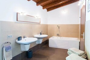Badewanne, Haartrockner, Handtücher