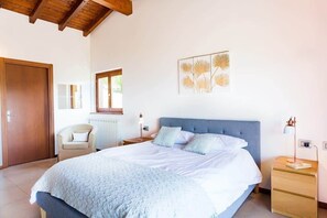 3 bedrooms, iron/ironing board, travel crib, WiFi - Stunning Italian Lakes villa with lake views (Dumenza)