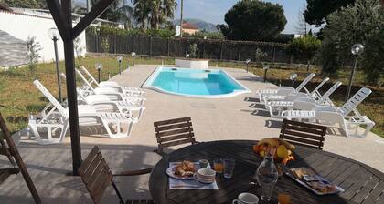 Kuninkaallisen loma-asunnon kerros rentouttavalle lomalle, jolla on mukavasti kaikki