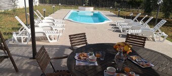 Feriehusgulv i kongeoasen til en afslappende ferie, der komfortabelt har alt