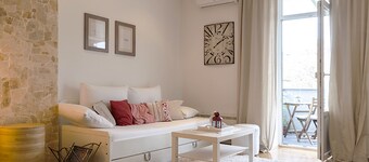 Charming apartment 20 minutes from main squere