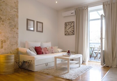 Charming apartment 20 minutes from main squere