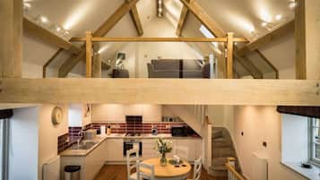 KĂŒhlschrank, Mikrowelle, GeschirrspĂŒler, Kochgeschirr/Geschirr/Besteck