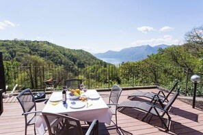 Outdoor dining - Family friendly Italian Lakes villa rental (Dumenza)