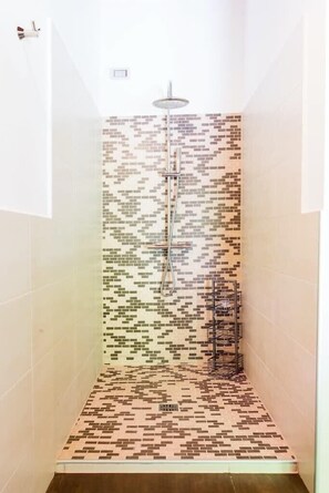 Bathtub, hair dryer, towels - Family friendly Italian Lakes villa rental (Dumenza)