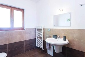 Bathtub, hair dryer, towels - Family friendly Italian Lakes villa rental (Dumenza)